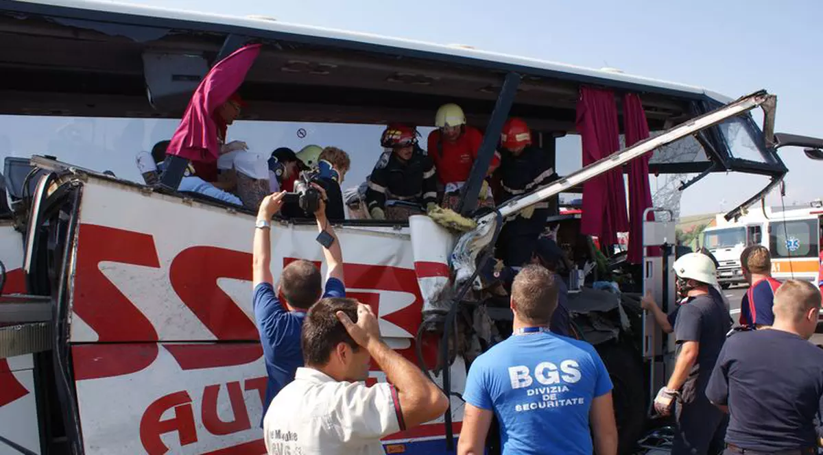 Şapte persoane rănite, după ce autocarul în care se aflau s-a răsturnat