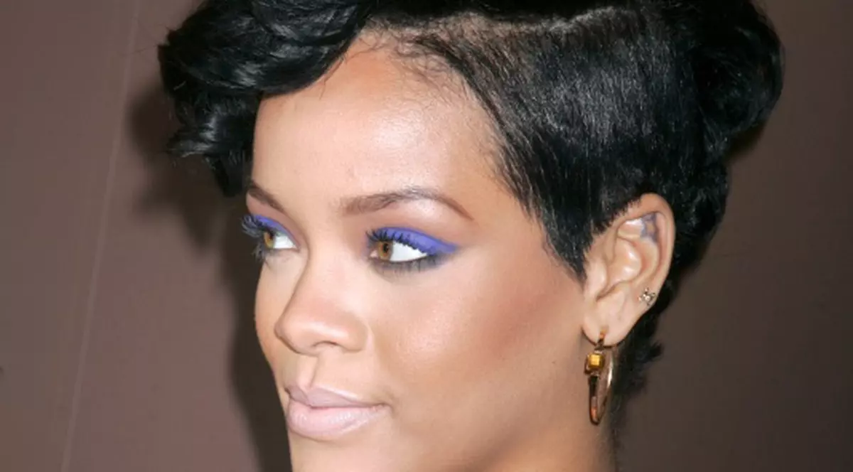 Rihanna tatuează ilegal