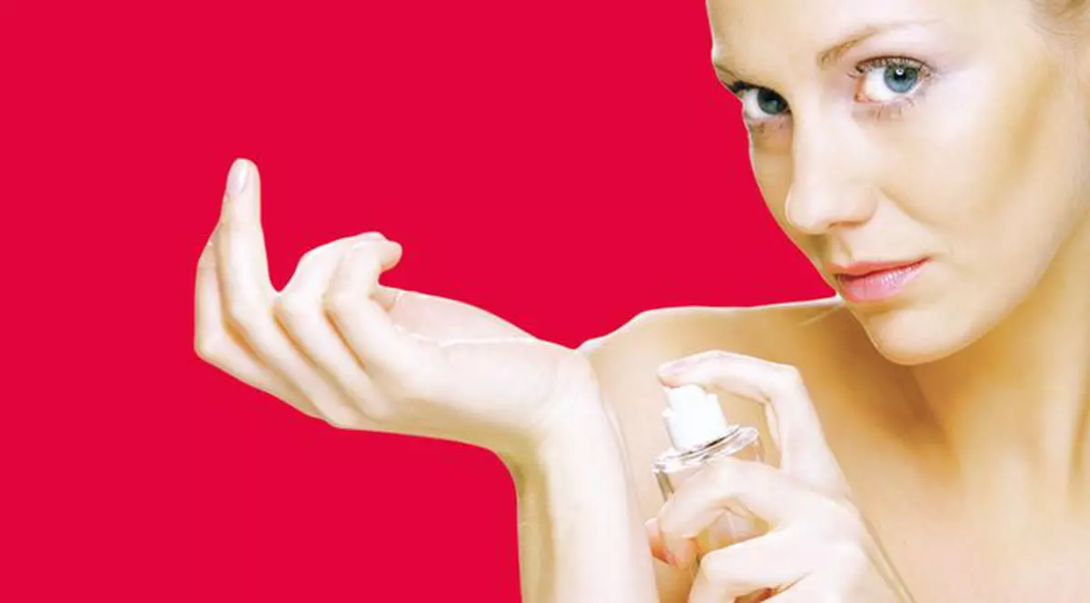 Ura, se ieftenesc parfumurile!