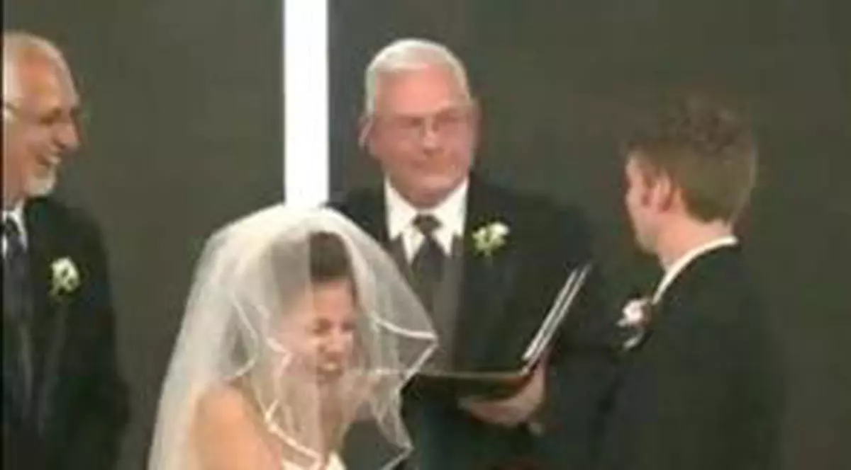 VIDEO / Mireasa se prăpădeşte de râs în biserică!