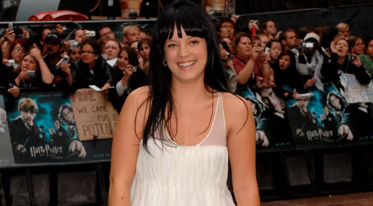 Lily Allen vrea toată atenţia bărbaţilor din jurul ei
