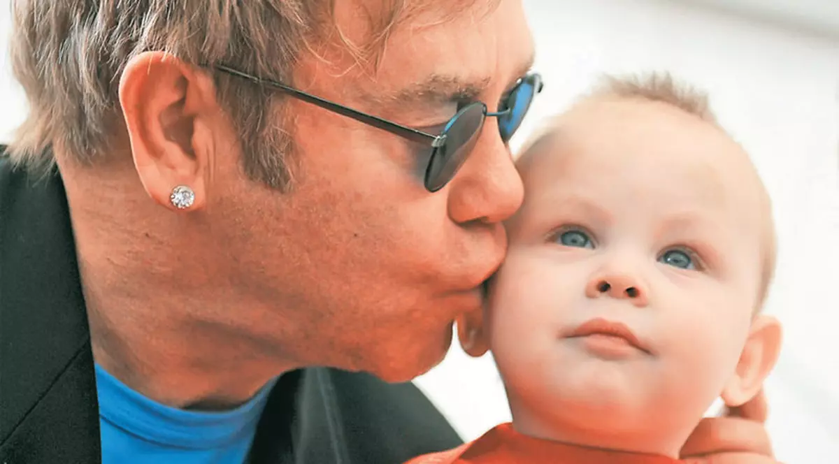 Elton John vrea să adopte un copil din Ucraina