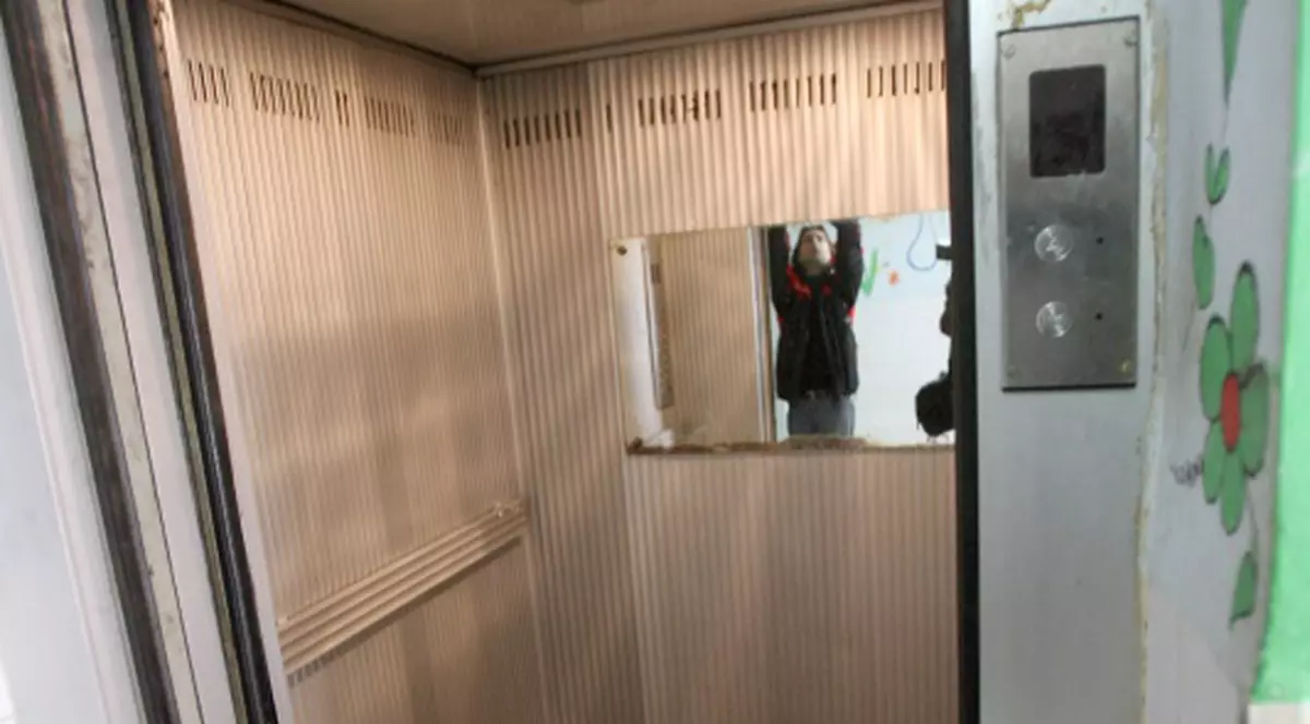 I-a căzut în cap liftul pe care îl repara