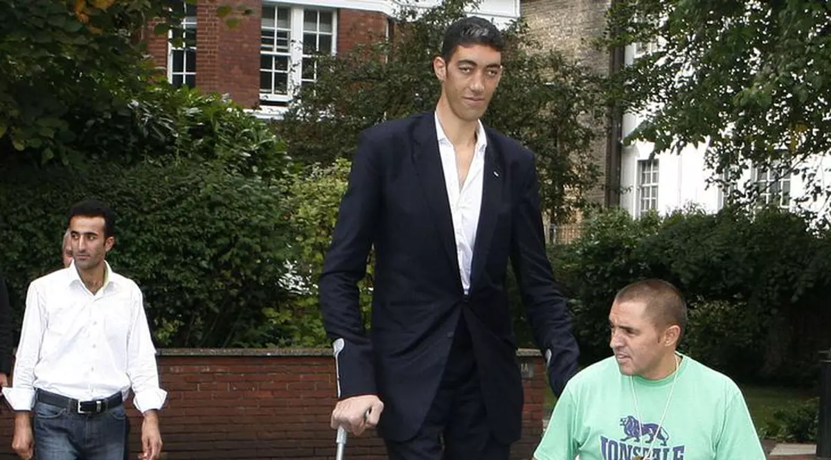 Fost baschetbalist turc, cel mai înalt om din lume