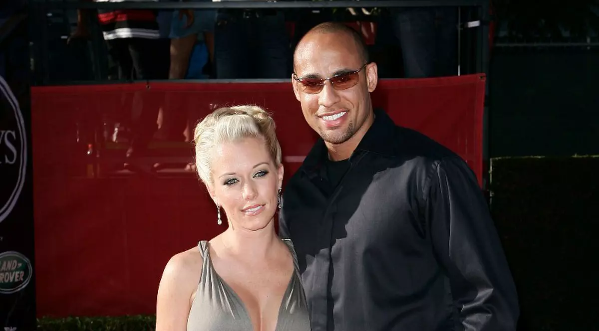 Soţul lui Kendra Wilkinson şi-a găsit alt loc de muncă