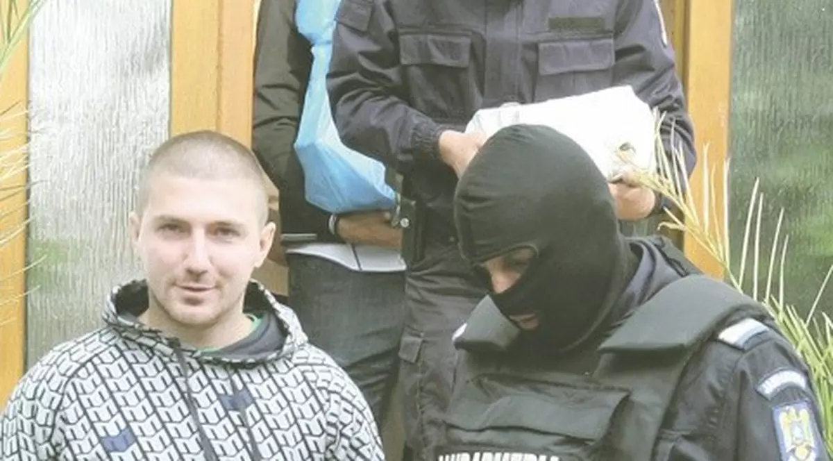 Covei jr, surprins în timp ce folosea carduri false