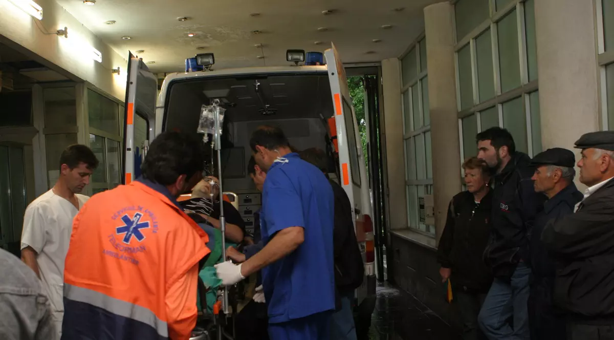 Doi morţi şi trei răniţi într-un accident rutier pe DN7