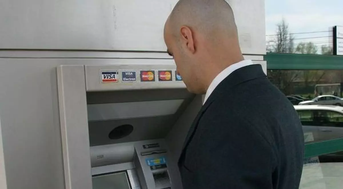 Un român din Italia a obţinut 60.000 de euro din clonarea de carduri