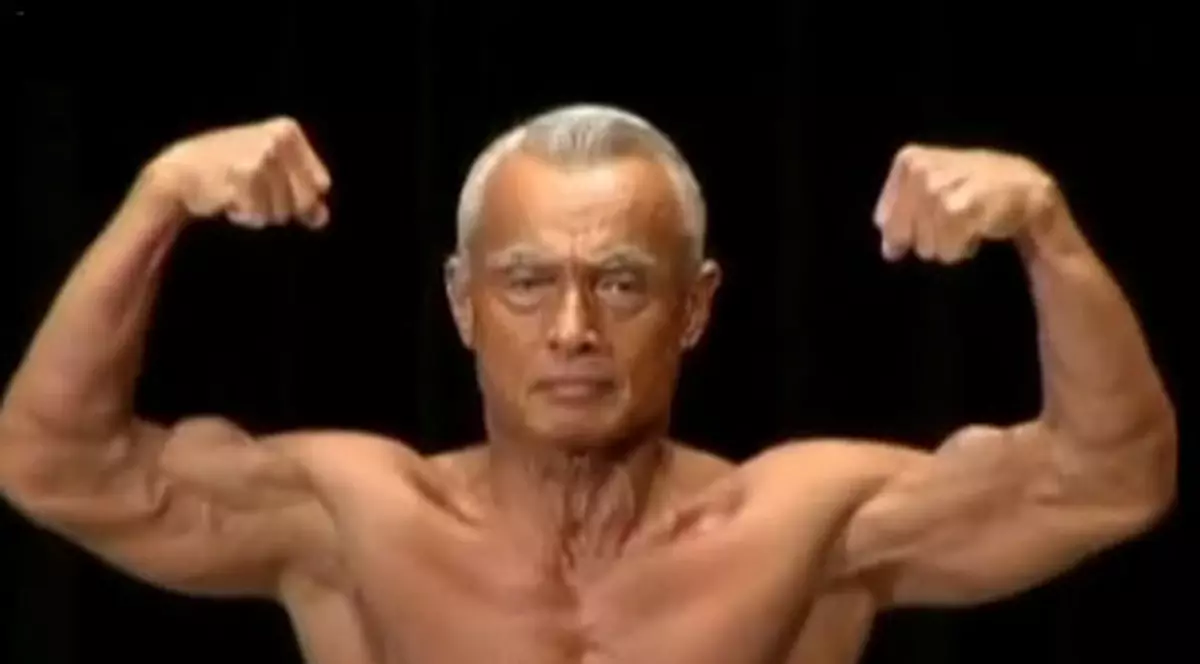 La 74 de ani este campion la culturism / Video