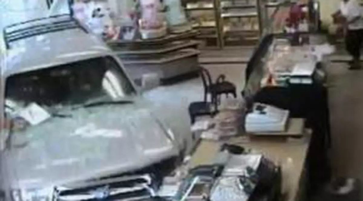VIDEO / A intrat cu maşina în patiserie