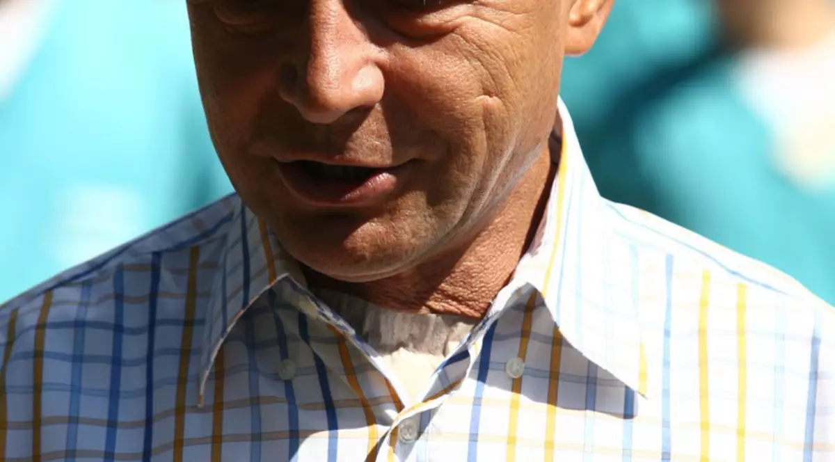 Băsescu: "Ambele partide să-şi bage picioarele în apă rece"