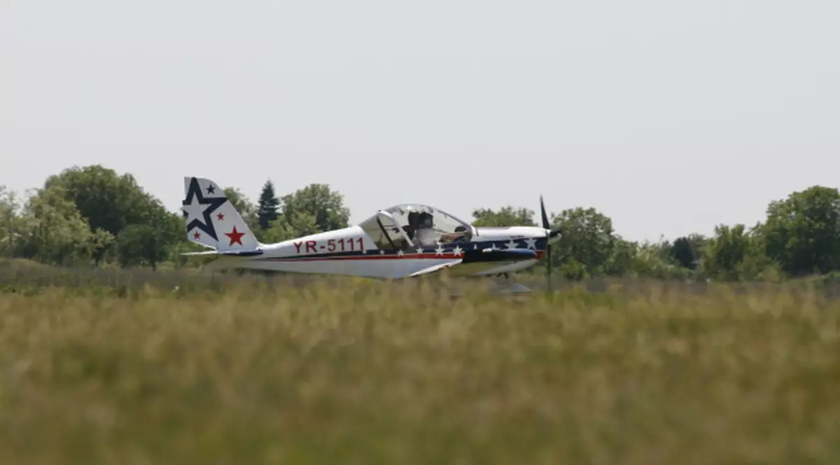 Un avion de mici dimensiuni s-a prăbuşit în lac