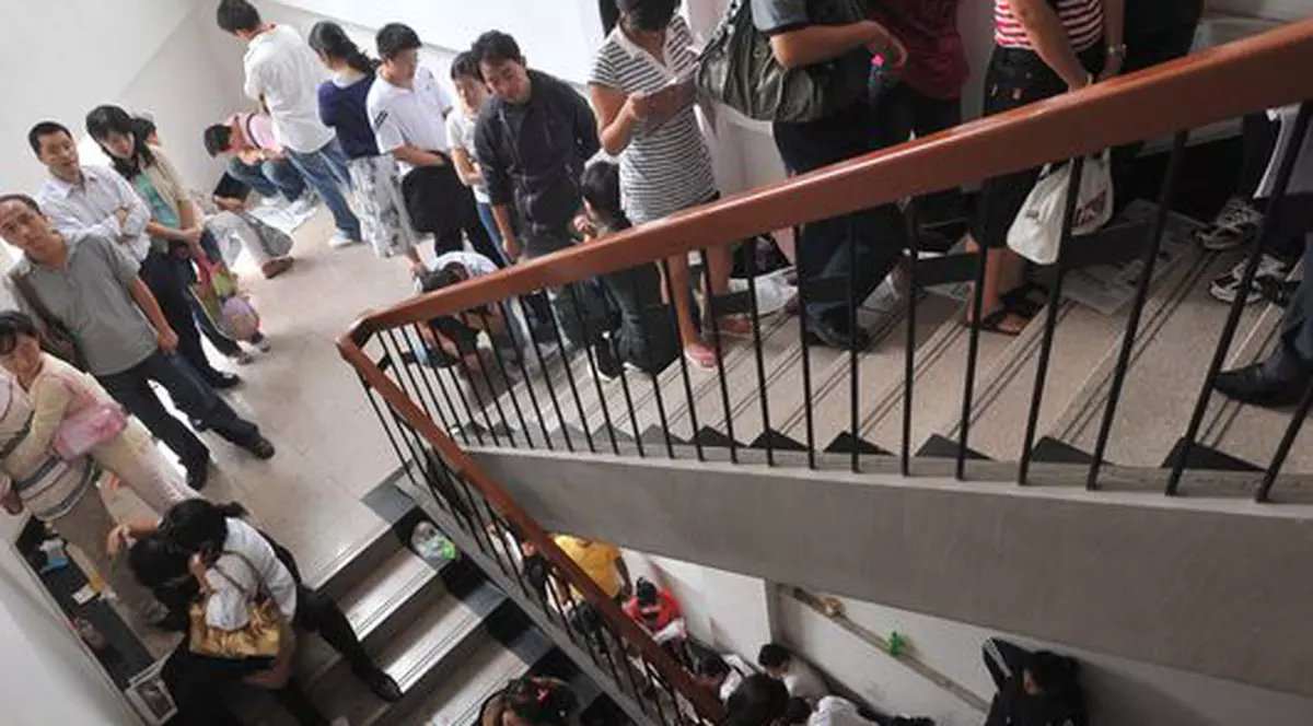 Foto / Au stat la cozi imense să se căsătorească