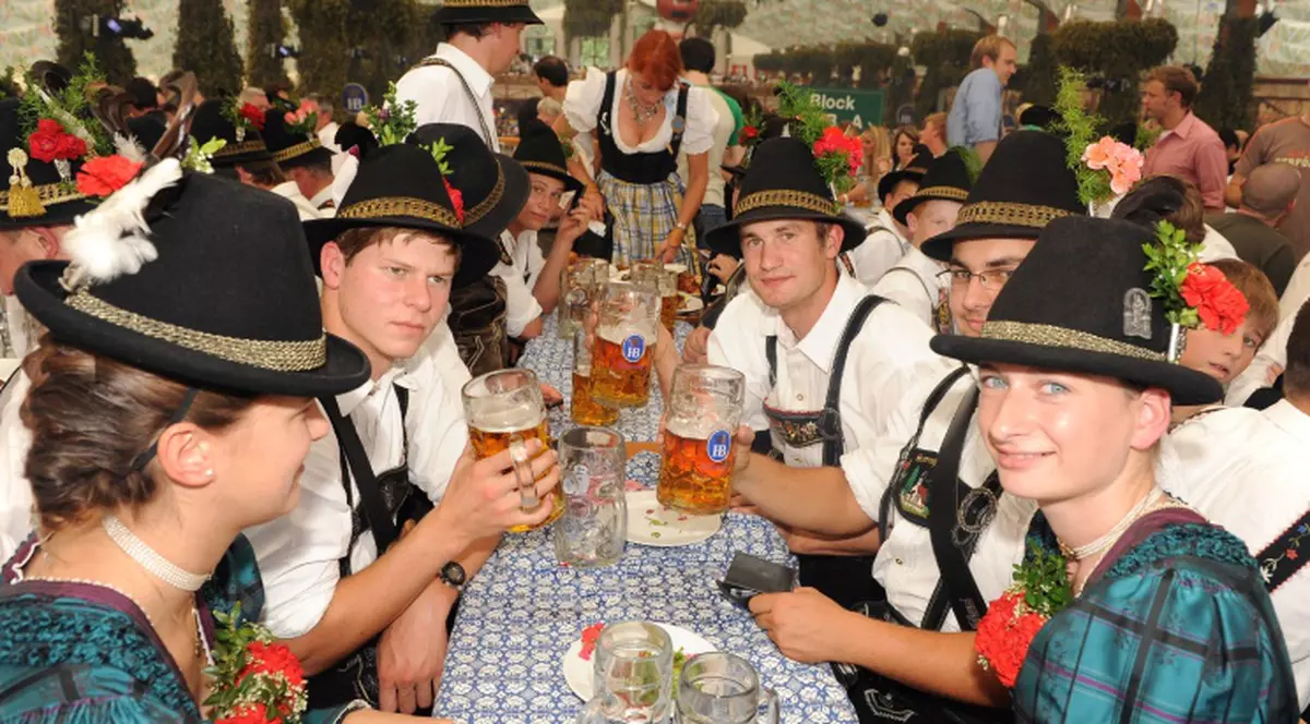 Foto / Nemţii sărbătoresc de azi la Oktoberfest