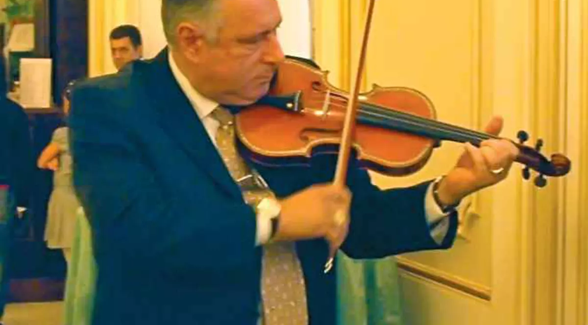 Mădălin a cântat la vioară în Parlament