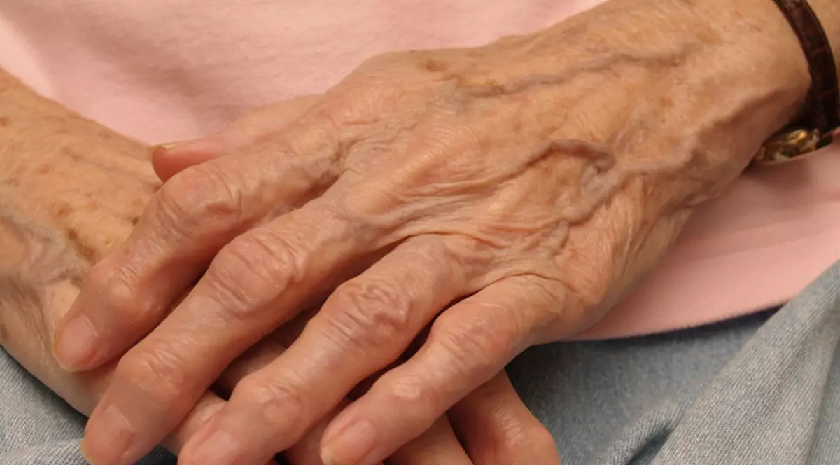 Ajutaţi o bunică ce-şi creşte singură nepoţelul