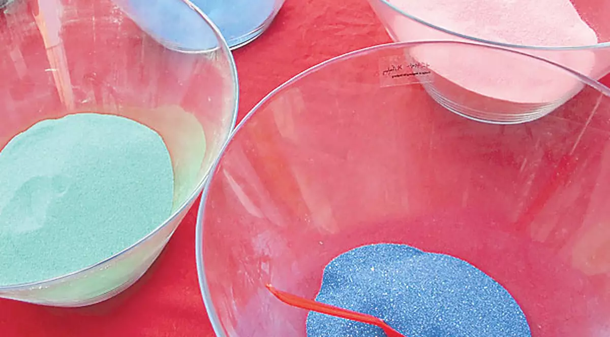 Te-ai săturat de acuarele? Pictează cu nisip colorat