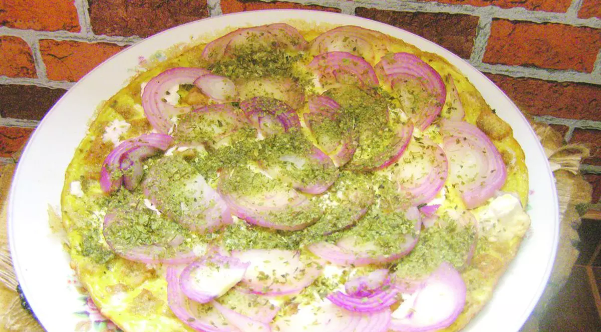 Omletă cu ceapă şi brânză feta (Reţeta săptămânii)