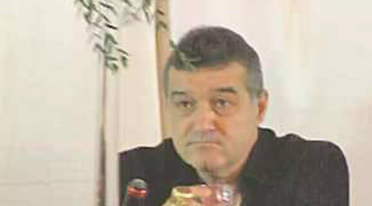Apropiaţii îi cer lui Gigi Becali să facă pace cu fanii