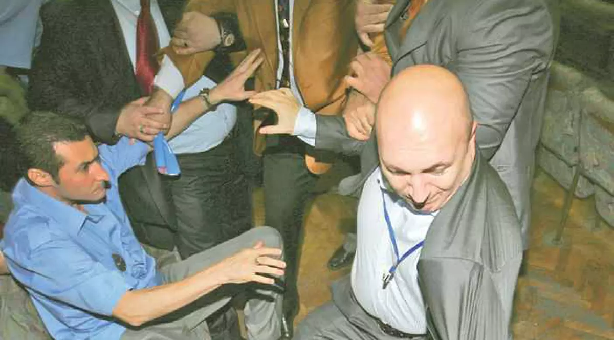 Bătăi cu pumni şi cu picioare la primărie