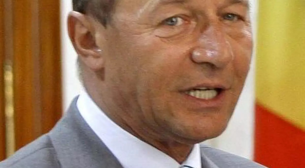Traian Băsescu şi-a anunţat candidatura la prezidenţiale