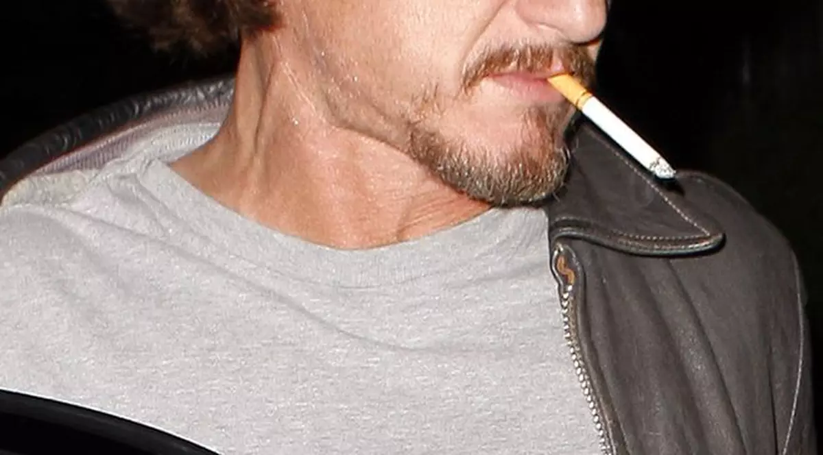 Sean Penn a lovit un fotograf