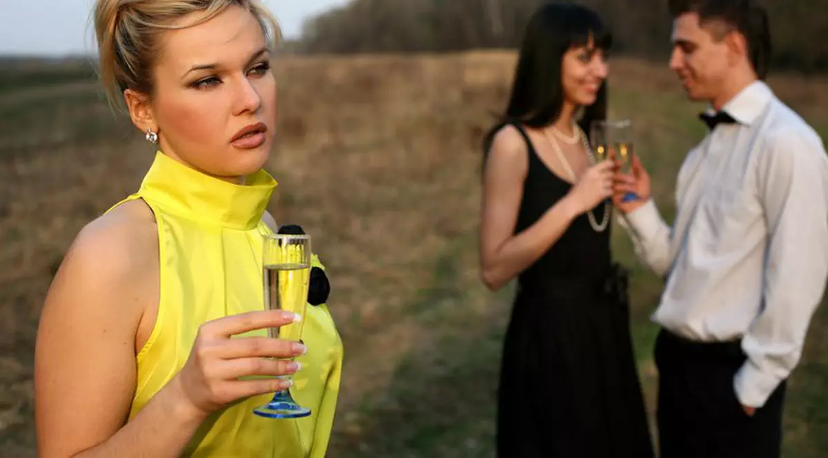 5 semne că prietena cea mai bună vrea să te despartă de iubitul tău