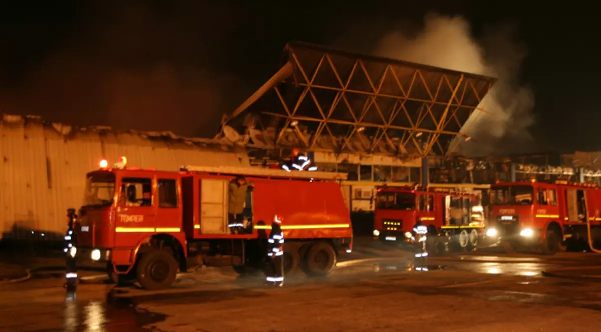 Fostă fabrică de ulei, cuprinsă de flăcări
