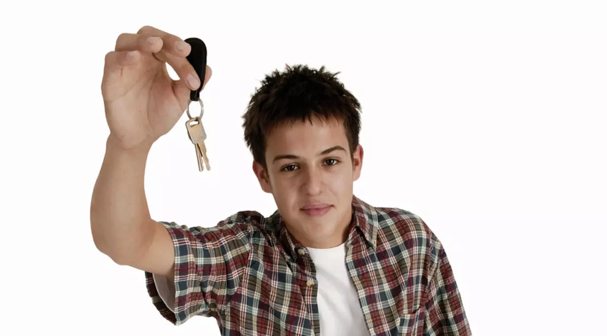 Forţat de mamă să conducă la 13 ani