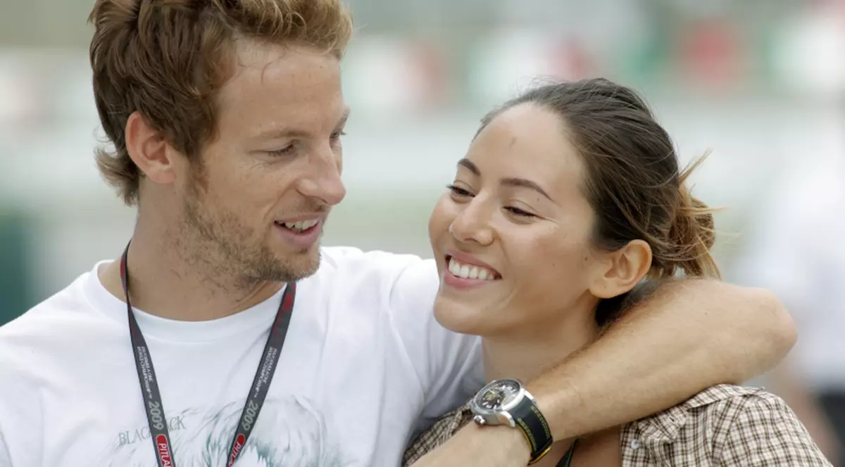 Jenson Button i-a dedicat iubitei sale titlul câştigat