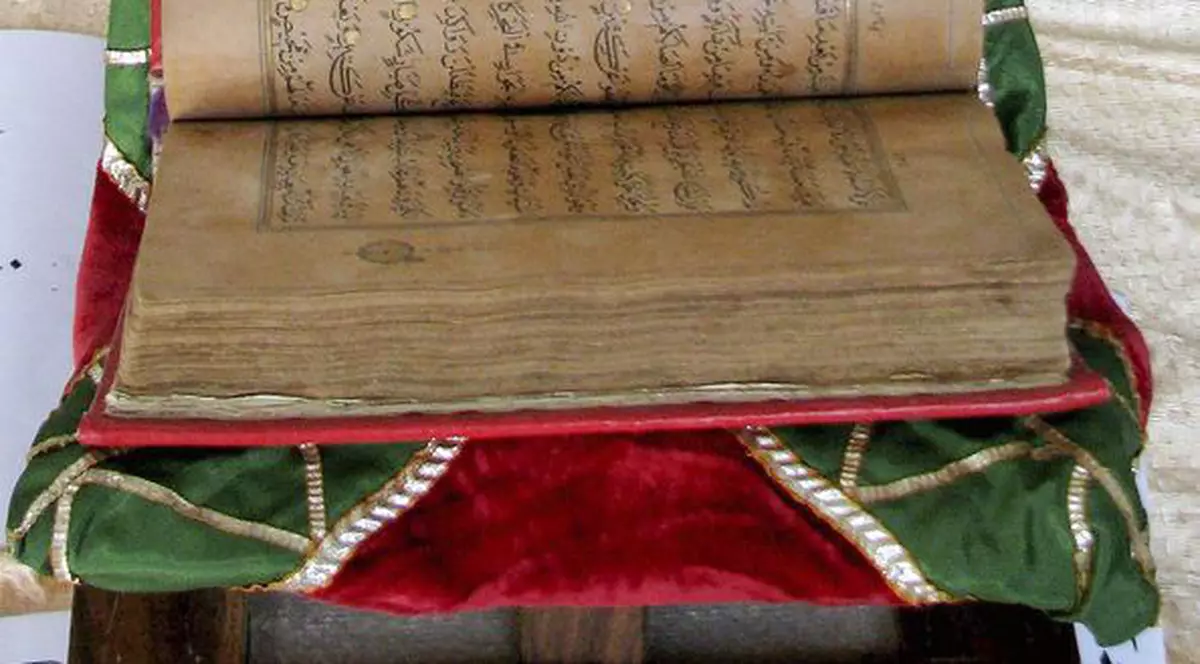 I-au apărut pasaje din Coran pe piele