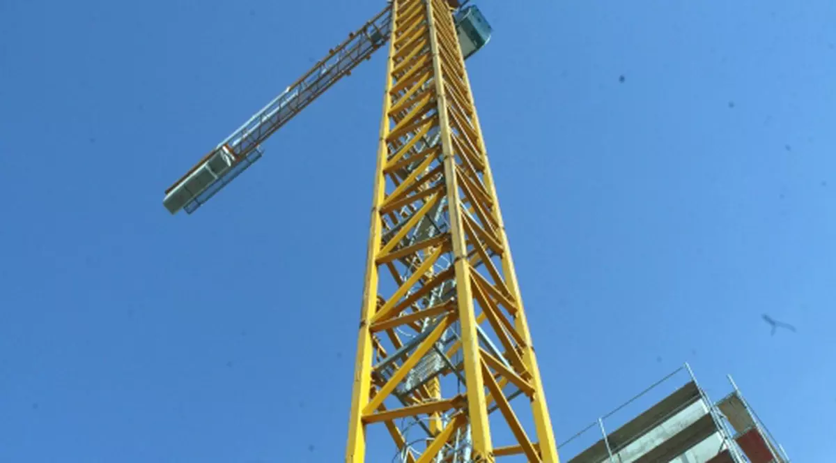 Un bărbat a amenințat că se aruncă de pe o macara