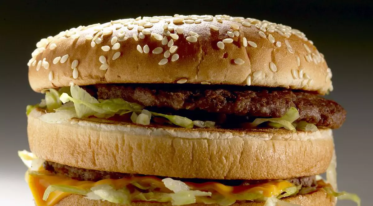 Români, UE vă  pregăteşte ceva! Se scumpesc hamburgerii!