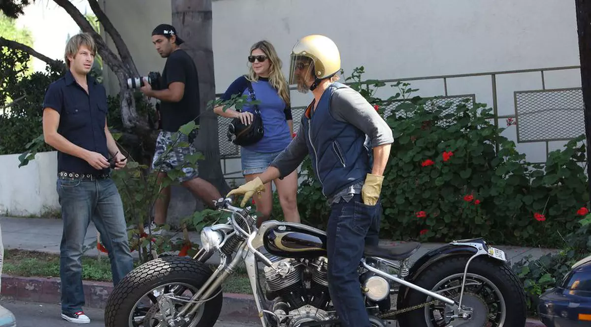 Video / Vezi căzătura lui Brad Pitt cu motorul