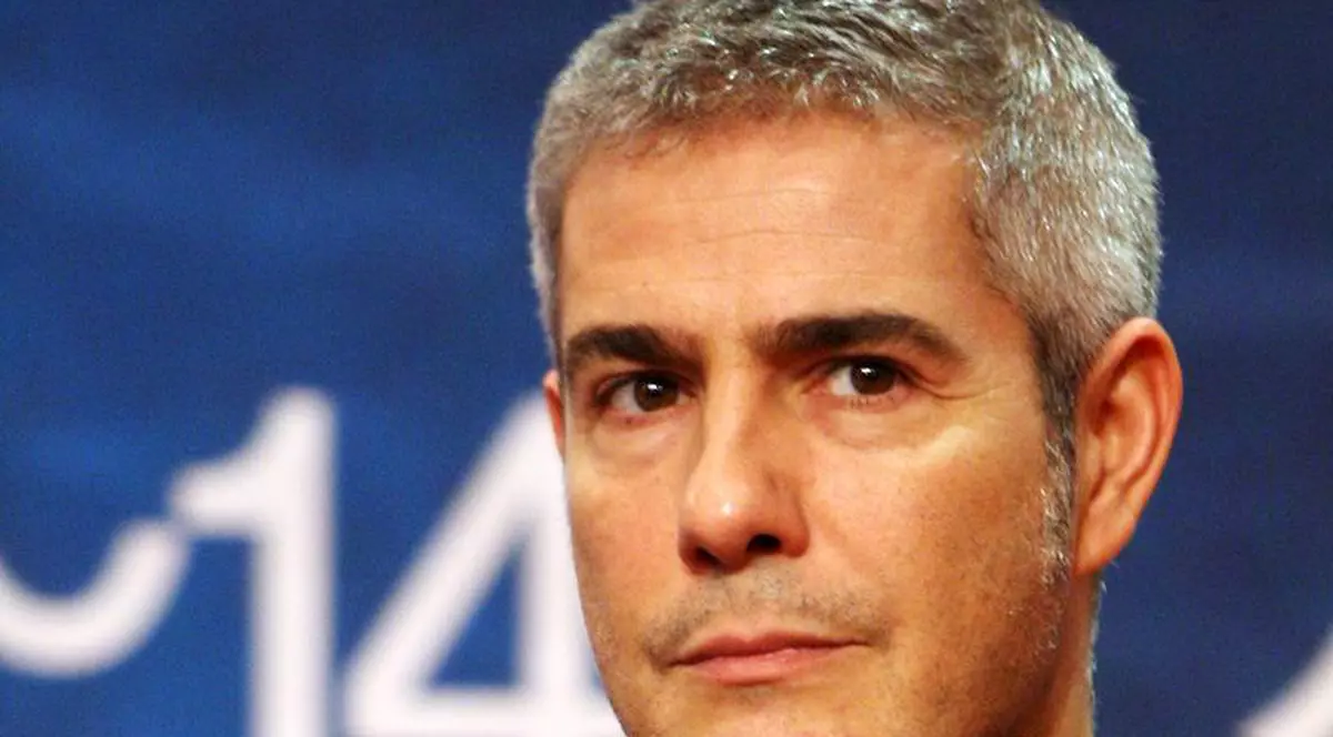 Sute de trandafiri albi şi orhidee thailandeze la concertul lui Alessandro Safina