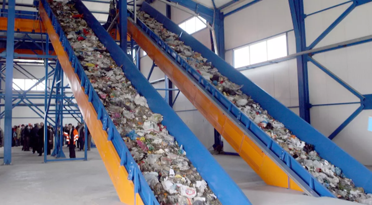 A ajuns în stare critică la spital după ce a căzut de la şapte metri