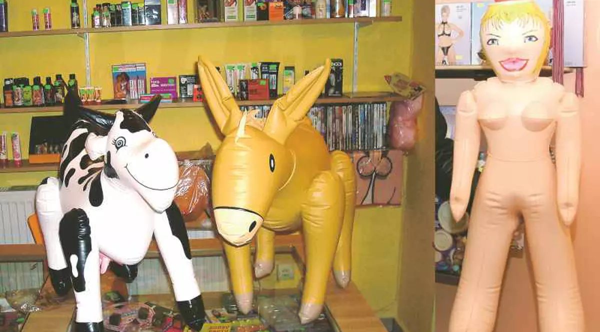 Văcuţa şi măgăriţa, mai tari ca femeia de cauciuc