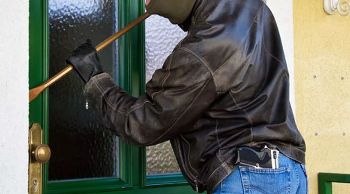 Feriţi-vă locuinţa de infractori!