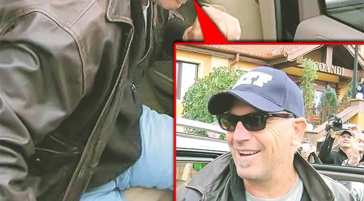 Kevin Costner, agăţat de la uşa avionului în România!