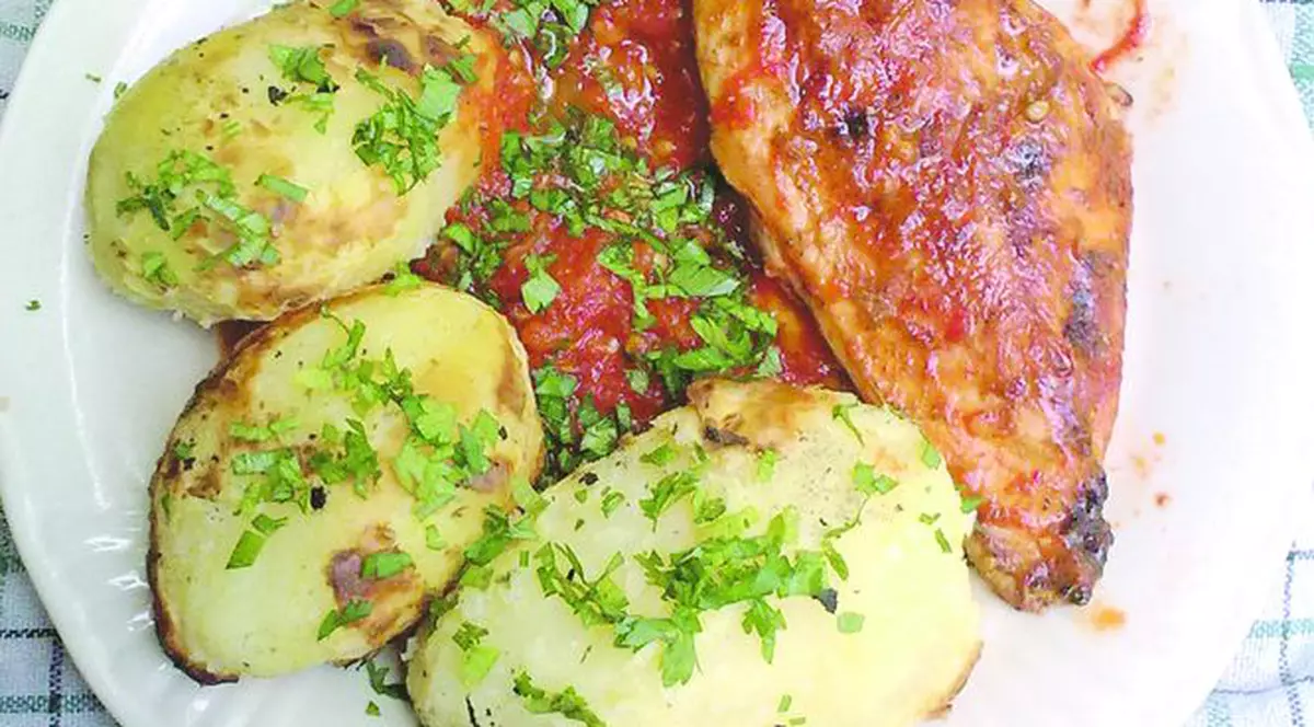 Saramură de pui cu garnitură de cartofi copţi (Reţeta săptămânii)