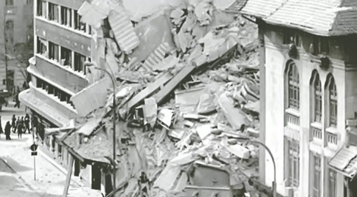 Jumătate din Bucureşti se prăbuşeşte