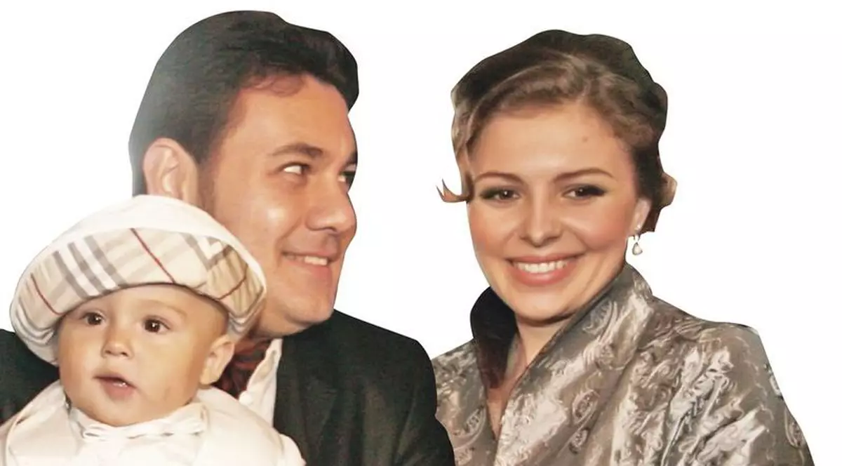 Vlăduţ, fiul lui Ionuţ Dolănescu s-a jucat pe telefon la botez