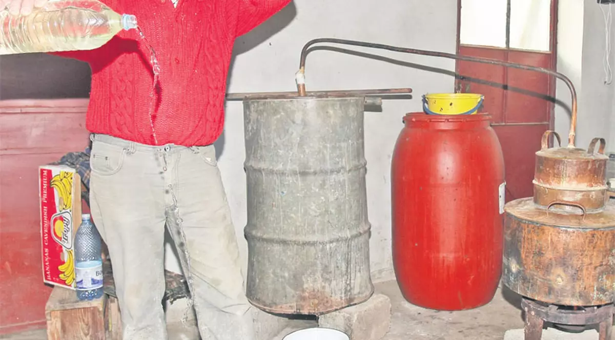 «Arunc toată ţuica ce mi-a rămas!»