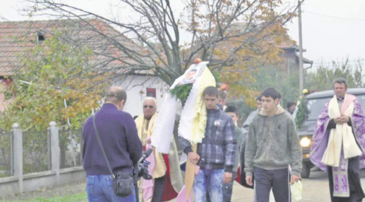 500 de oameni l-au dus la groapă