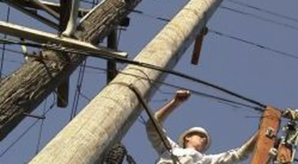 S-a electrocutat în timp ce amplasa un banner electoral