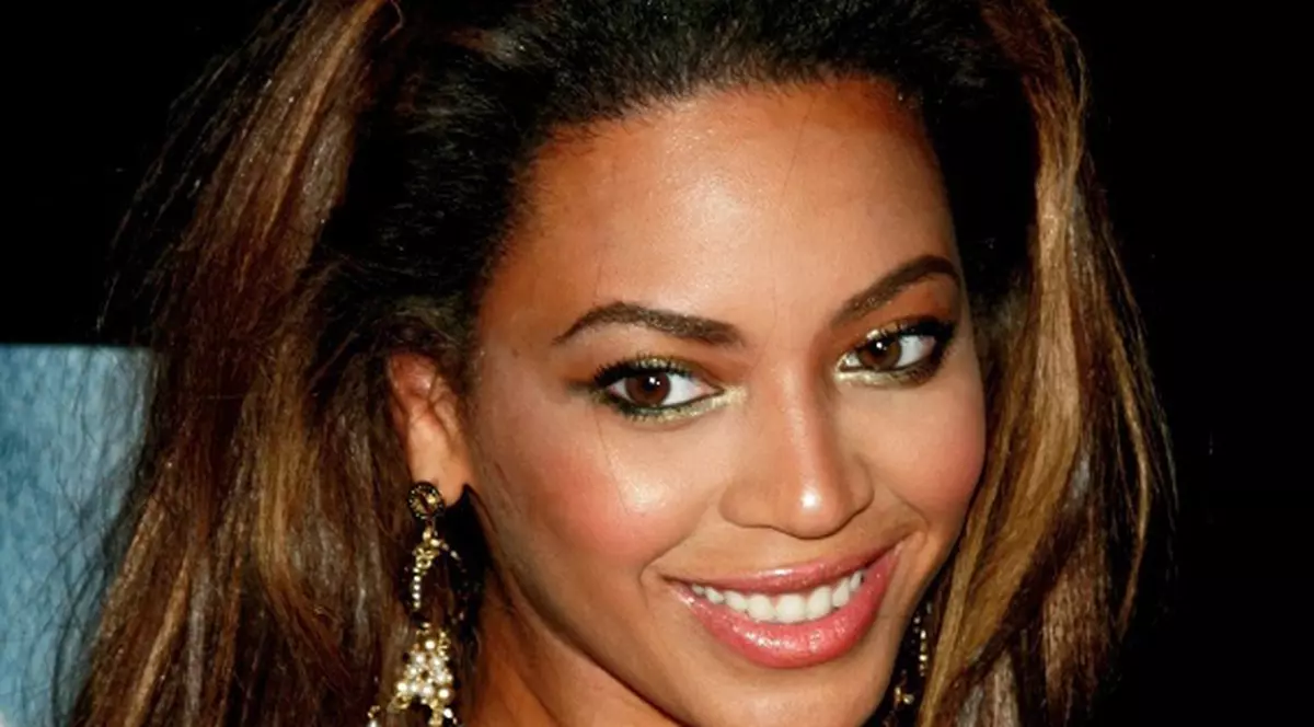 Beyonce lansează pe piaţă CD-uri cu muzică live