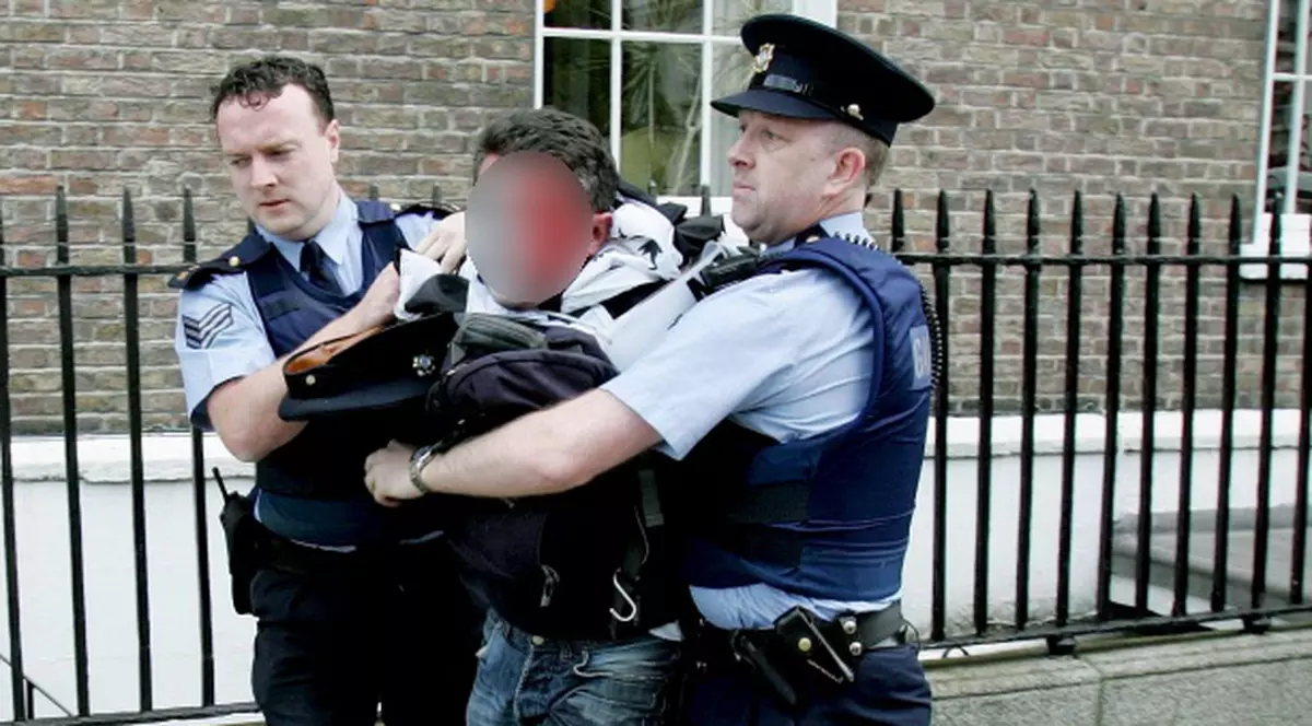 Doi români, cercetaţi în Irlanda pentru uciderea unei cerşetoare