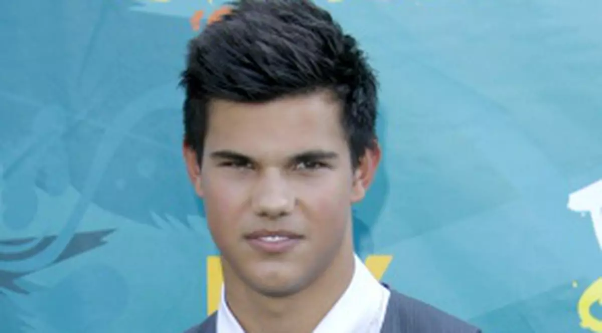 Taylor Lautner, rugat să dea autografe pe chiloţi
