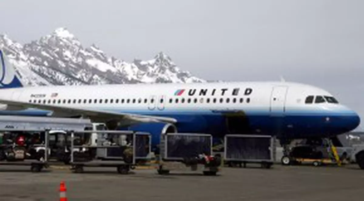 Un pasager a fost scos cu forța dintr-un avion suprarezervat. Cazul a provocat un adevărat scandal | VIDEO