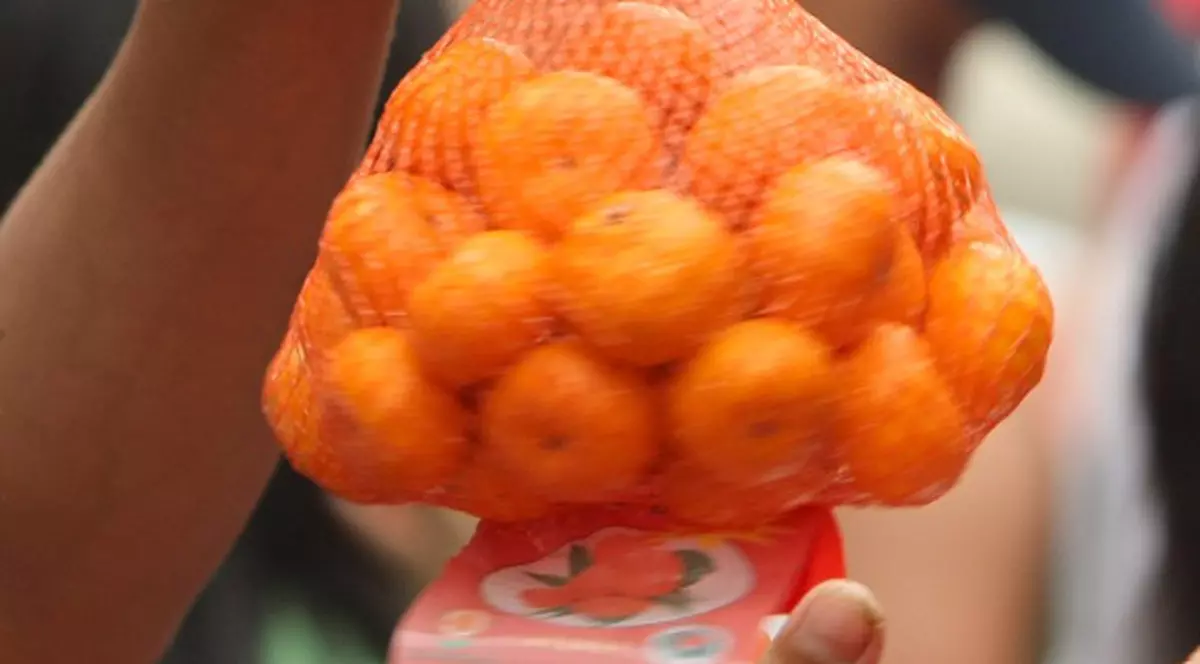 20 de români se hrănesc de 3 zile numai cu portocale